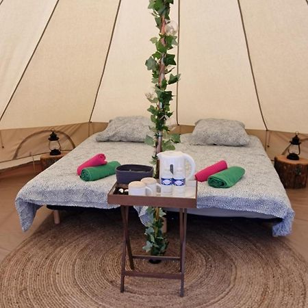 Lodge Tente Les Pommiers Glamping O Rendez-Vous En Demi-Pension Roquefeuil 外观 照片