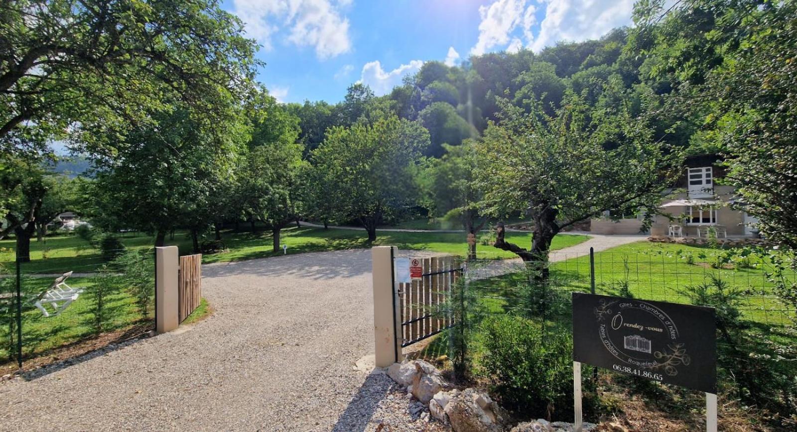 Lodge Tente Les Pommiers Glamping O Rendez-Vous En Demi-Pension Roquefeuil 外观 照片